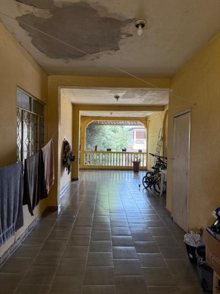 Casa edificada em lote inteiro bairro Vila Bretas