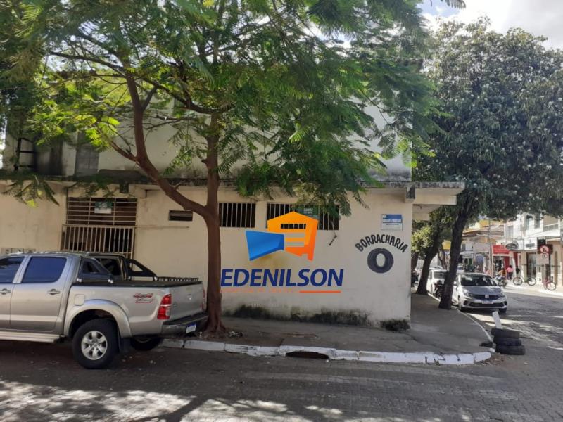 Casa com duas moradas e ponto comercial