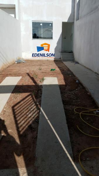 Casa com 02 dormitórios e 02 vagas de garagem