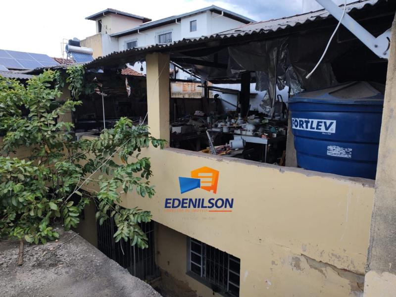 Casa antiga edificada lote inteiro