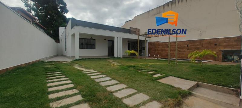 Casa com piscina lote inteiro