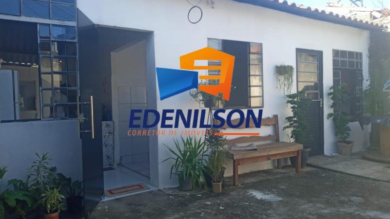 Casa edificada em 1/2 lote