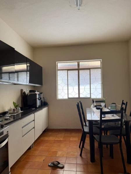 Casa edificada em lote inteiro bairro Vila Bretas