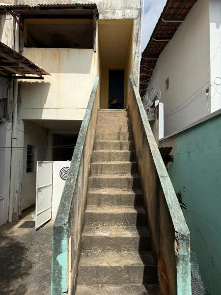 Casa edificada em lote inteiro bairro Vila Bretas
