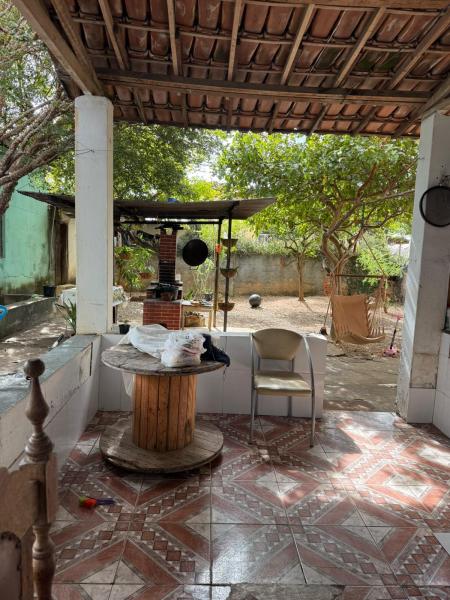 Casa edificada em lote inteiro bairro Vila Bretas