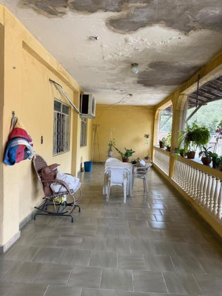 Casa edificada em lote inteiro bairro Vila Bretas