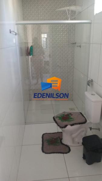 Casa edificada em 1/2 lote