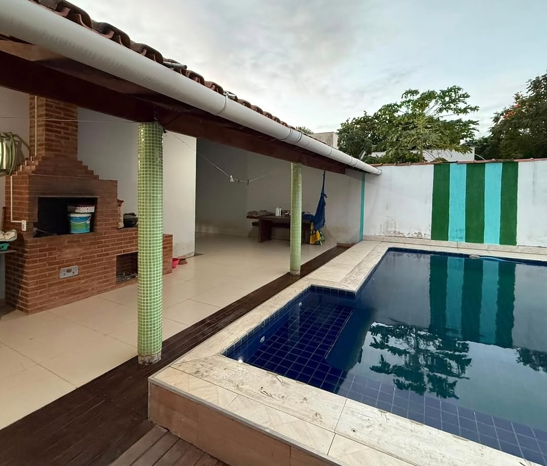 🏡✨ CASA COM ÁREA DE LAZER COMPLETA À VENDA! 🌴🏊