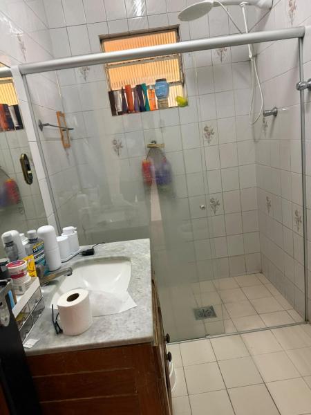 Casa edificada em lote inteiro bairro Vila Bretas