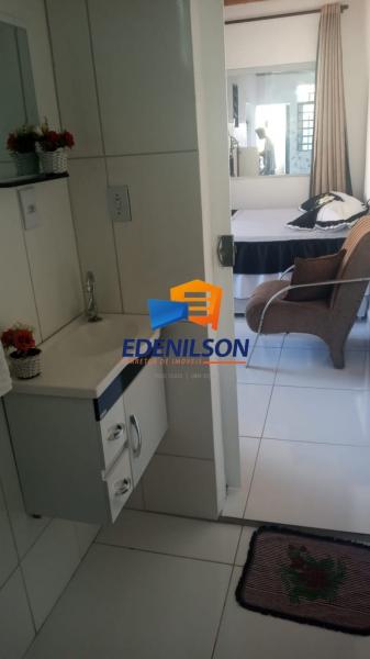 Casa edificada em 1/2 lote