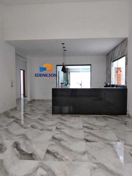 Casa com 02 suítes lote inteiro