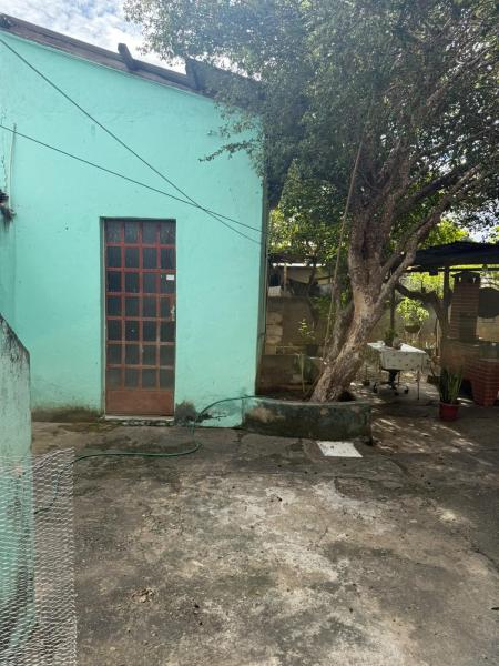 Casa edificada em lote inteiro bairro Vila Bretas