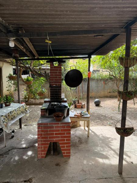 Casa edificada em lote inteiro bairro Vila Bretas